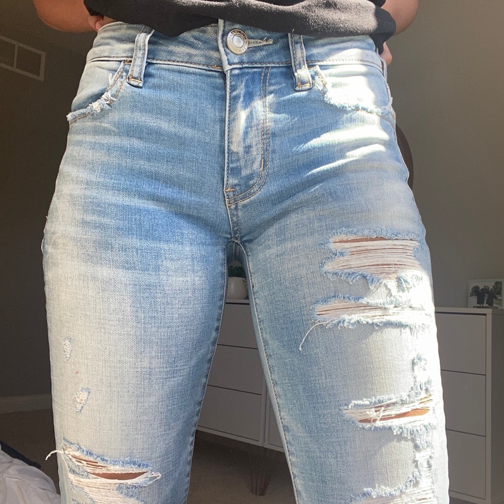 AMERICAN EAGLE LIGHT WASH RIPPED JEANS
